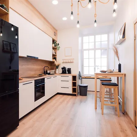 Harmony Apartment/9 Guests/ 4 Bedroom / Old Town Apartament *