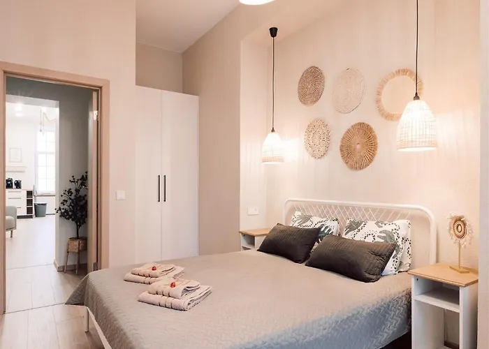 Harmony Apartment/9 Guests/ 4 Bedroom / Old Town Apartment *