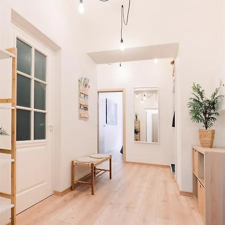 Harmony Apartment/9 Guests/ 4 Bedroom / Old Town *